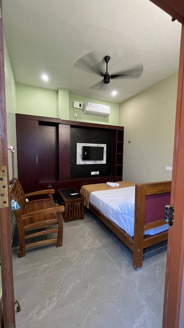 Superior A/C room in Theni – SMS Royal Residency