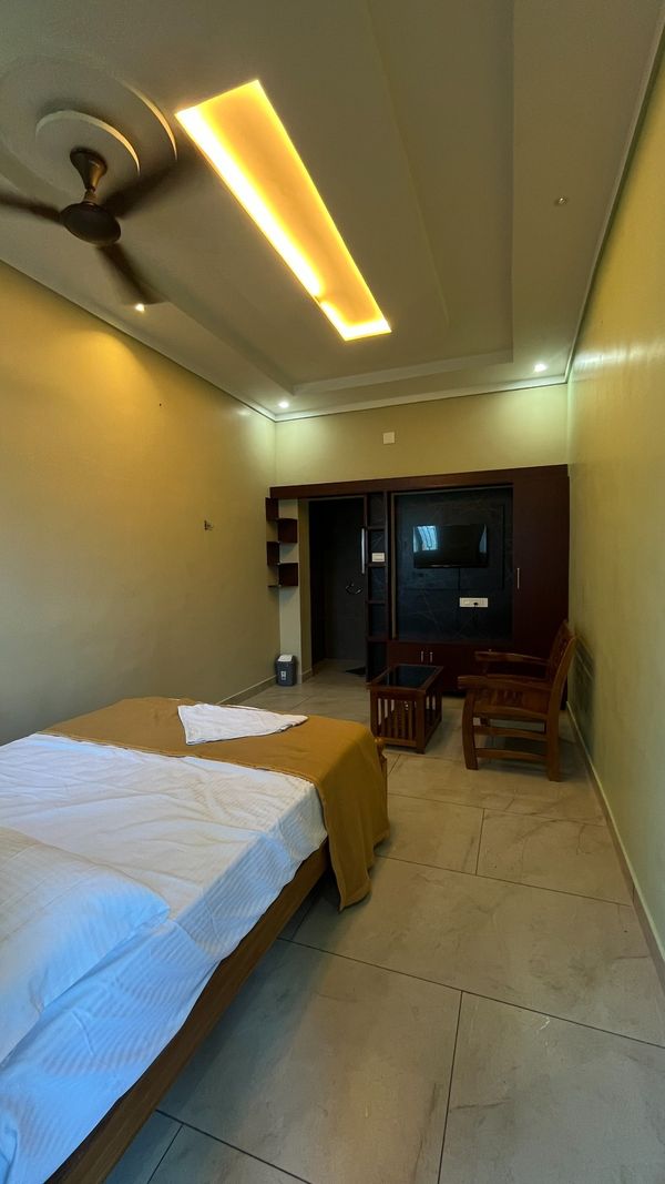 Superior Non-A/C room in Theni – SMS Royal Residency